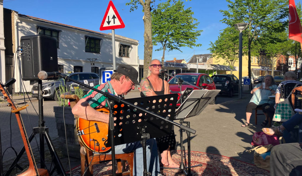 Enhedslisten havde rykket deres første maj-fest udendørs foran Café Cosmo på Øster Boulevard.