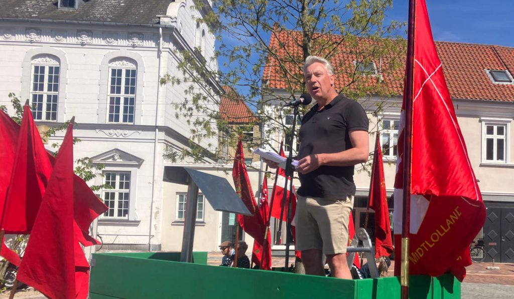 En sommerklædt borgmester Holger Schou Rasmussen (Socialdemokratiet) havde rosende ord med til det nyrenoverede Axeltorv.