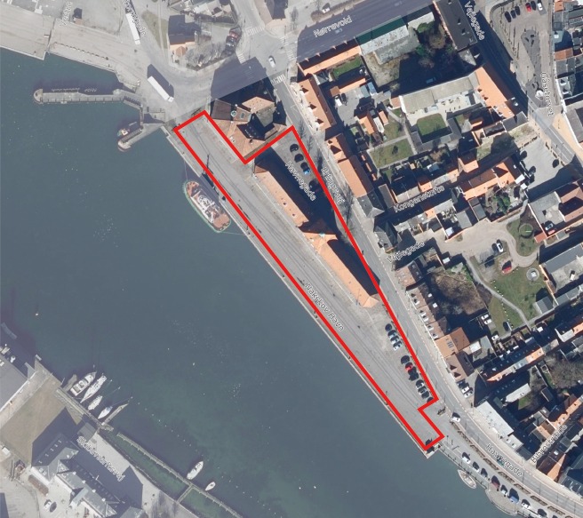 Hele området markeret med rødt - inklusive parkeringspladser - afspærres fra mandag den 12. maj, til arbejdet er færdigt en gang i 2026.