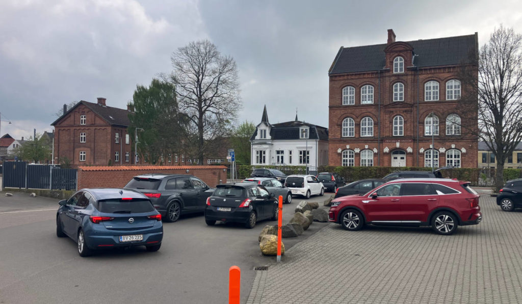 At privatskole er et ualmindeligt populært alternativ til Folkeskolen i Nakskov ses tydeligt ved parkeringspladsen foran skolen ved hentetid.