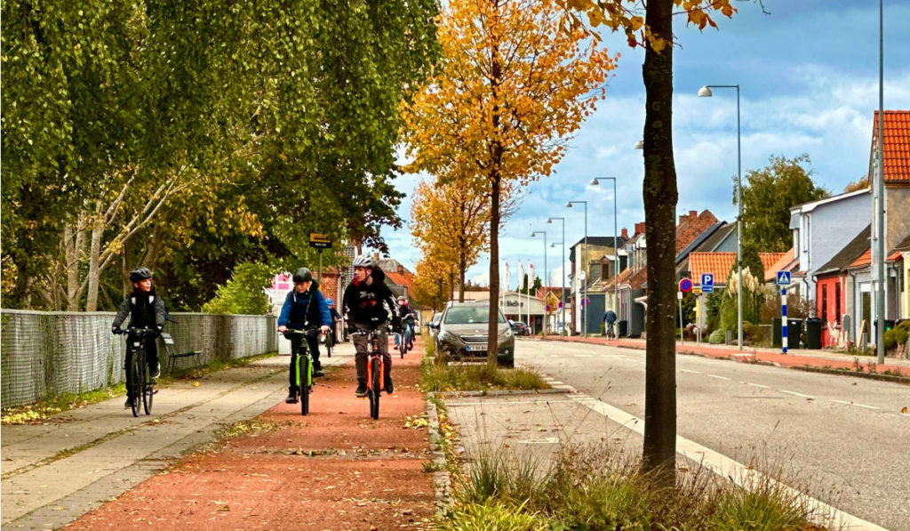 Lige efter finanskrisen var Tårsvej i Nakskov den gade i Danmark med de gennemsnitligt laveste huspriser. Ved hjælp af midler fra Transportministeriets Cykelpulje er gaden totalrenoveret med røde cykelstier og gadetræer. Det har samtidig forbedret boligmiljøet og påvirket ejendomspriserne positivt. Nu skal Løjtoftevej have samme tur.