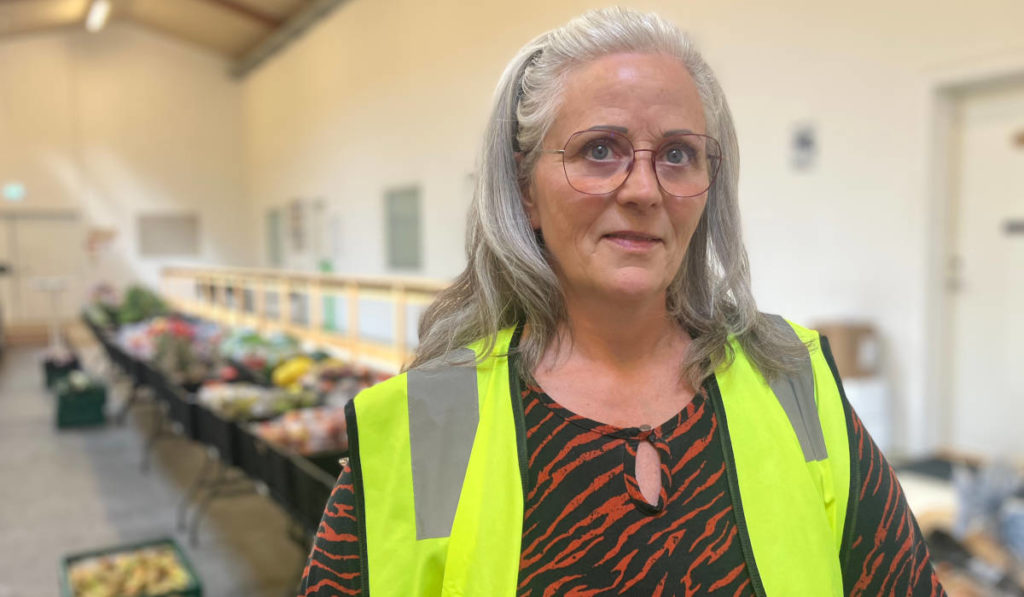 Formand Tannie Eriksen fra Mindre Spild i Nakskov er - sammen med de 32 frivillige - grundigt frustreret over, at der ikke kommer et klart svar fra Lolland Kommune om foreningen fremtid efter 30. juni i år.