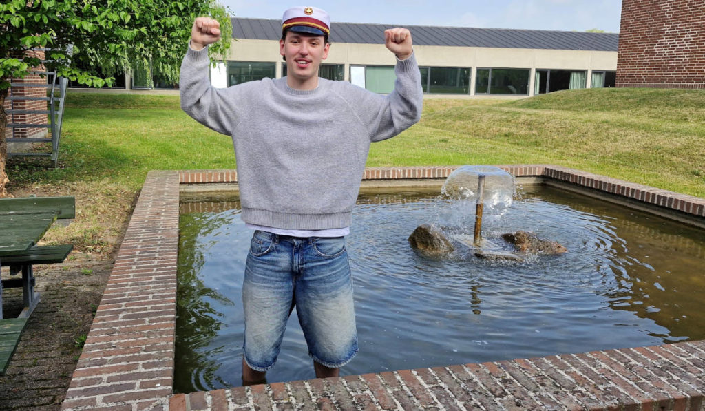 Benjamin Dedic måtte som den første en tur i vandet efter at have fået topkarakteren tolv i det sidste fag, han var til eksamen i. Han ser dog ikke ud til at lide synderligt under torten.