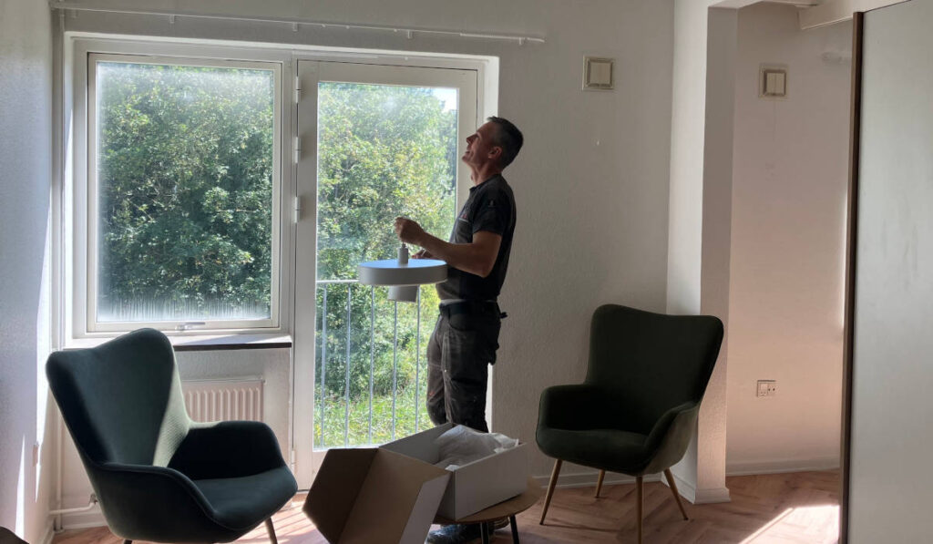For Dan Lykkegaard er det nye hotel også et gør det selv-projekt. Og om 14 dage står de første værelser klar, lover han.