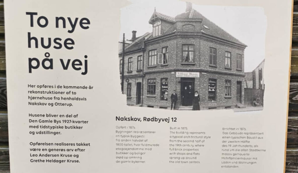 På et skilt i Den Gamle By i Aarhus kan man se, hvordan Rødbyvej 12 i Nakskov tog sig ud i sine velmagtsdage. Nu skal huset rekonstrueres.
