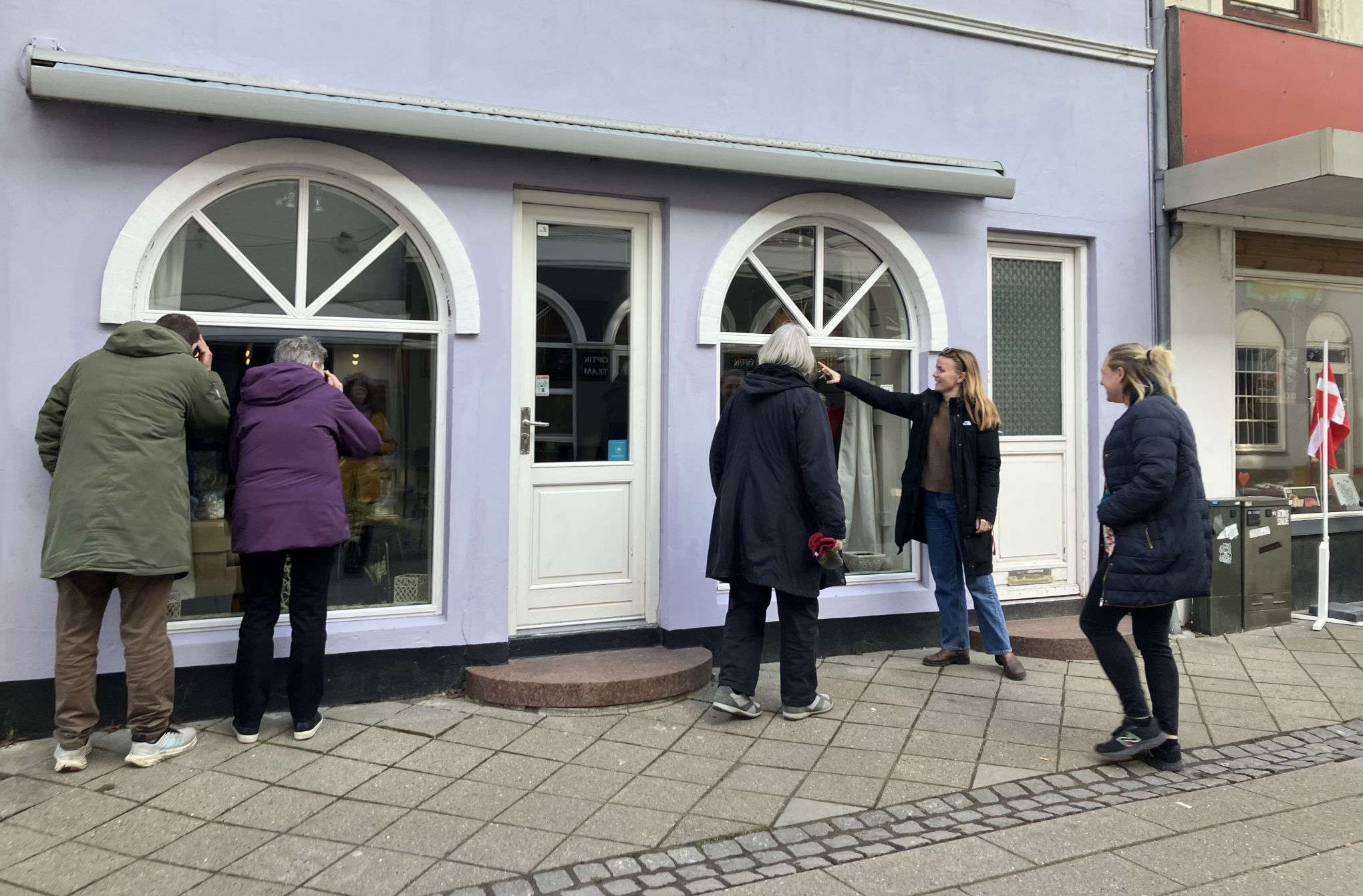 Udstillingen Levedygtige Nakskov skal ud og hænge i butiksruderne i bymidten.
