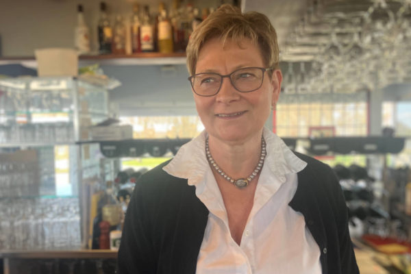 Elin Hellesøe har solgt Restaurant Fjorden per første april. Nu er hun ansat til at drive restauranten.