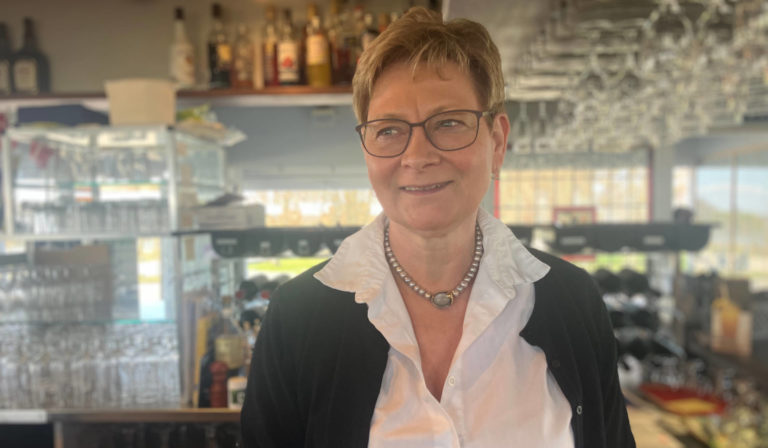 Elin Hellesøe har solgt Restaurant Fjorden per første april. Nu er hun ansat til at drive restauranten.