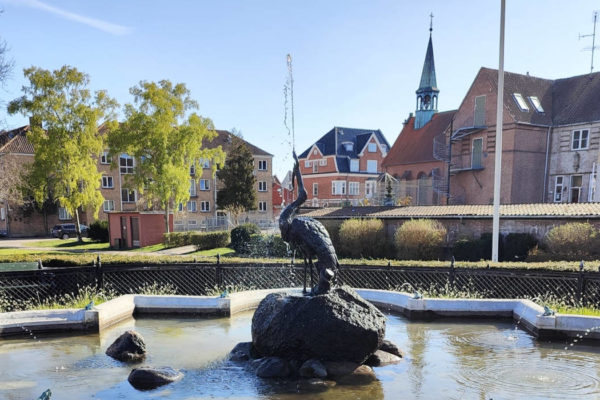 Nu med vand: Hejren og Snogen springer igen Hejren og Snogen fra 1898 har fået vand i bassinet og springer nu, som springvand skal.