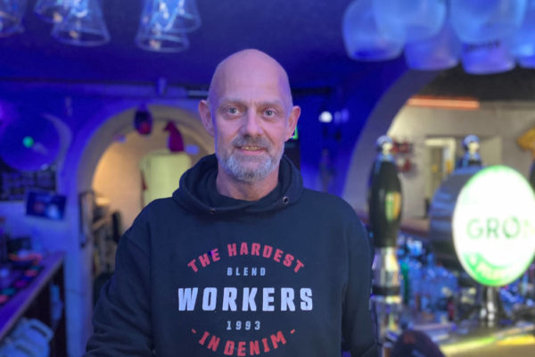 Bevilling på plads: I aften åbner baren igen Henrik Hansen står normalt ikke selv bag baren på Axeltorv. Og fredag aften er der også indkaldt personale til at betjene kunderne.
