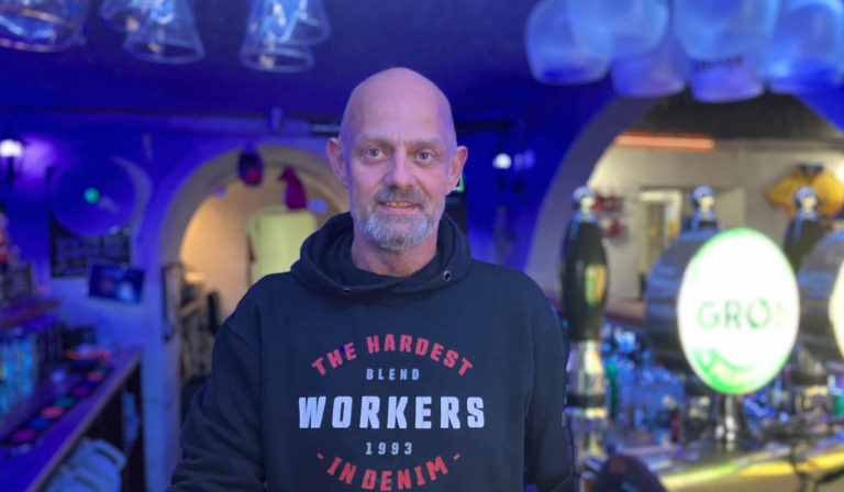 Henrik Hansen står normalt ikke selv bag baren på Axeltorv. Og fredag aften er der også indkaldt personale til at betjene kunderne.