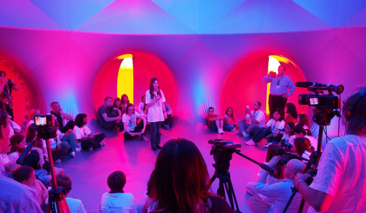Luminarium er en oplevelse i sig selv at besøge. Derudover vil der være to daglige sanseforestillinger i den oppustelige installation i de tre dage, den er på Hestehovedet.