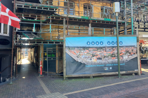 Ejendommen Axeltorv 11 har stået med stillads i årevis.