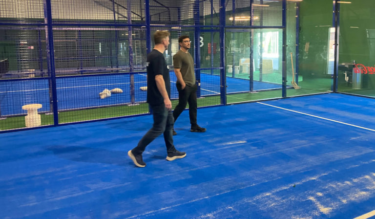 Sammy Kiraz fra H+ arkitekter (th) og Kim Wichmann fra Nanskov Padel inspicerer hallen før åbningen på onsdag.