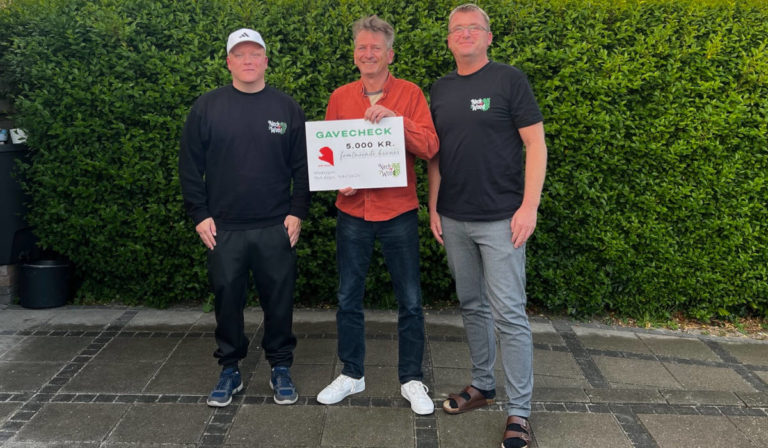 Kultur-og udviklingsforeningen Neckwood støtter Nye Dage med 5.000 til serverdrift og software. På billedet ses fra venstre Brian Johansen fra Neckwood, Bernt Hertz Jensen fra Nye Dage og Karsten Christiansen fra Neckwood.