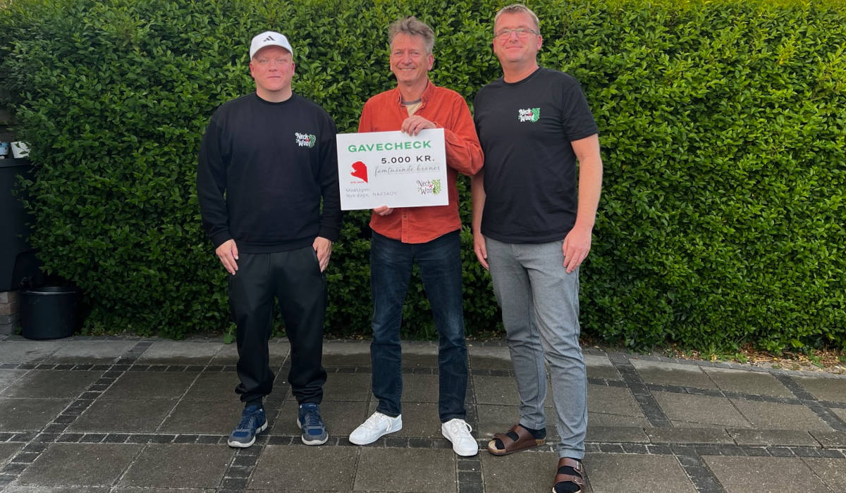 Kultur-og udviklingsforeningen Neckwood støtter Nye Dage med 5.000 til serverdrift og software. På billedet ses fra venstre Brian Johansen fra Neckwood, Bernt Hertz Jensen fra Nye Dage og Karsten Christiansen fra Neckwood.