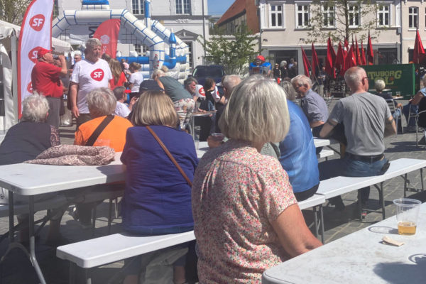 Solen fik folk på torvet til første maj Årets første maj-fest i Nakskov var godt besøgt takket være vejret.