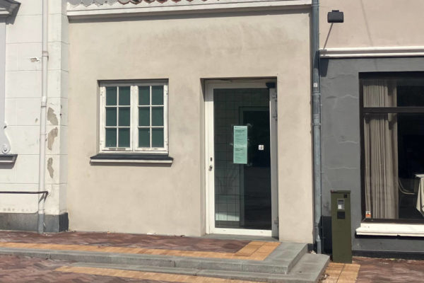 Over 1.500 på tønden på torvet: Sms-lås giver renere toiletter Toiletdøren på Axeltorv i Nakskov åbnes med en sms. Det har reduceret hærværk og svineri.