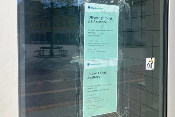 Tissetrængende turister: Kommunen barsler med ny toiletstrategi Det offentlige toilet på Axeltorv i Nakskov åbnes ved at sende en overtakseret sms, der koster fem kroner. Fremover skal der flere opkaldslåse på de offentlige toiletter i Lolland Kommune.