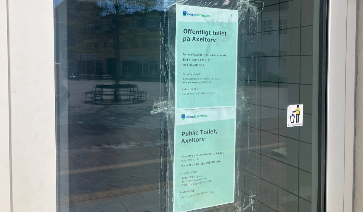Det offentlige toilet på Axeltorv i Nakskov åbnes ved at sende en overtakseret sms, der koster fem kroner. Fremover skal der flere opkaldslåse på de offentlige toiletter i Lolland Kommune.