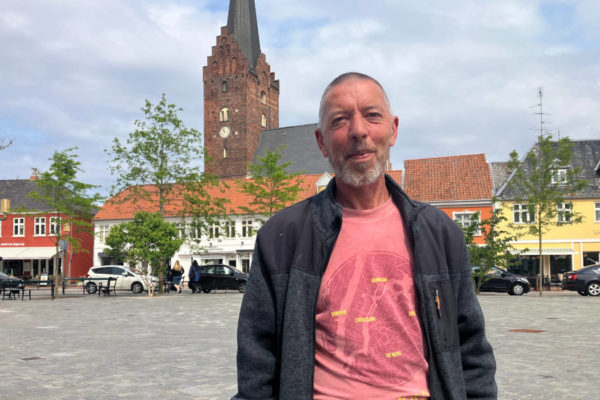 Starter indsamling: ”Skiltevaskeren” skal have ny tuktuk Henrik Elsborg vil starte en indsamling til en ny tuktuk til Nakskovs "Skiltevasker". Han har af egen lomme betalt et gebyr på 1.300 kroner til Civilstyrelsen og venter nu på grønt lys til indsamlingen.