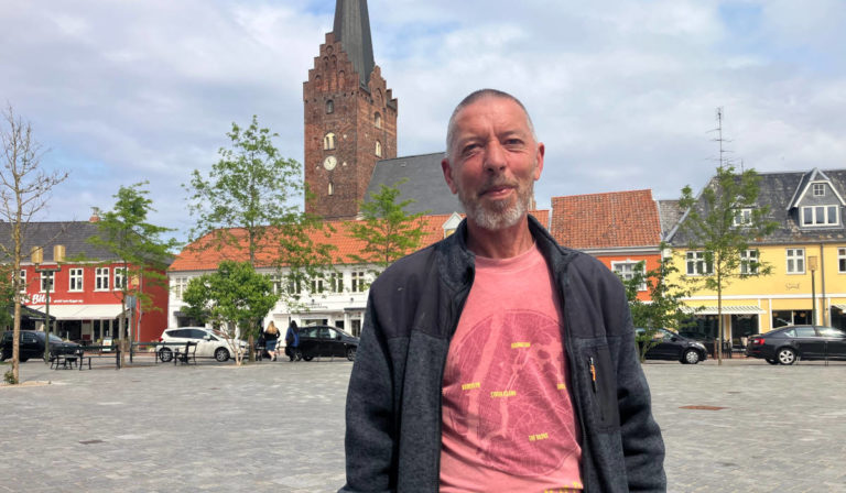 Henrik Elsborg vil starte en indsamling til en ny tuktuk til Nakskovs "Skiltevasker". Han har af egen lomme betalt et gebyr på 1.300 kroner til Civilstyrelsen og venter nu på grønt lys til indsamlingen.