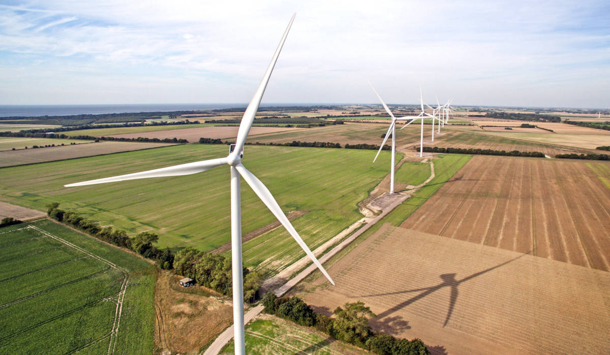 Lolland er Danmarks niendebedste kommune til at producere vedvarende energi som her i Rødby Fjord. Det vil regeringen belønne, men det giver Lollands borgmester ikke meget for.
