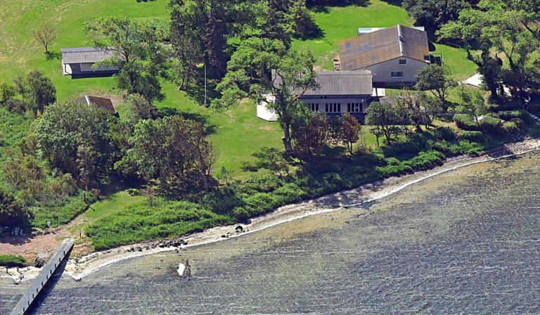 Øen Barneholm i Nakskov Fjord kan blive din for 18 millioner kroner.