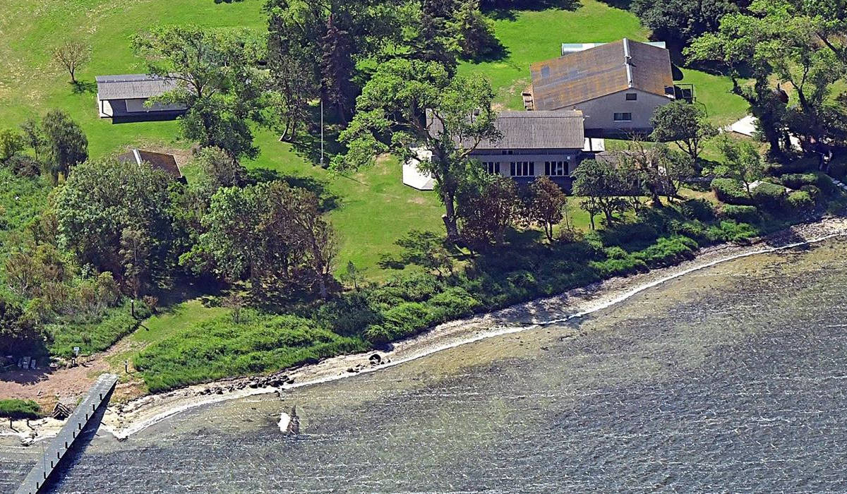 Øen Barneholm i Nakskov Fjord kan blive din for 18 millioner kroner.