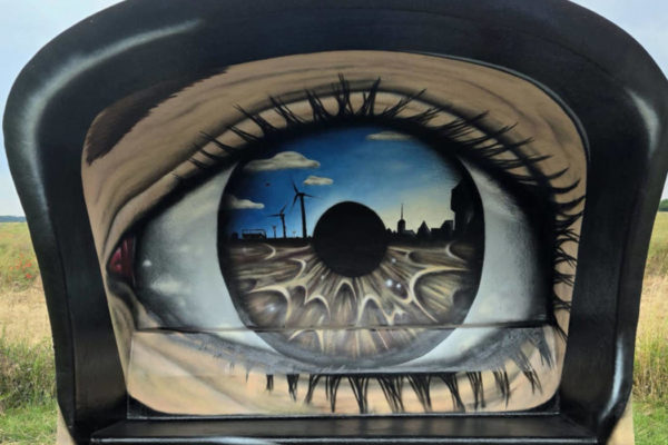 Det er ikke alle, der er lige vilde med spraymaling, og lokalpolitiet kom da også forbi, da Bjørn Morél malede boblen på Maglehøjvej. Men han havde nu fået lov.