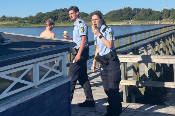 Det kan blive varmt for enhver, så det er godt at køle lidt ned. Også hvis man er udstyret med lovens lange arm.