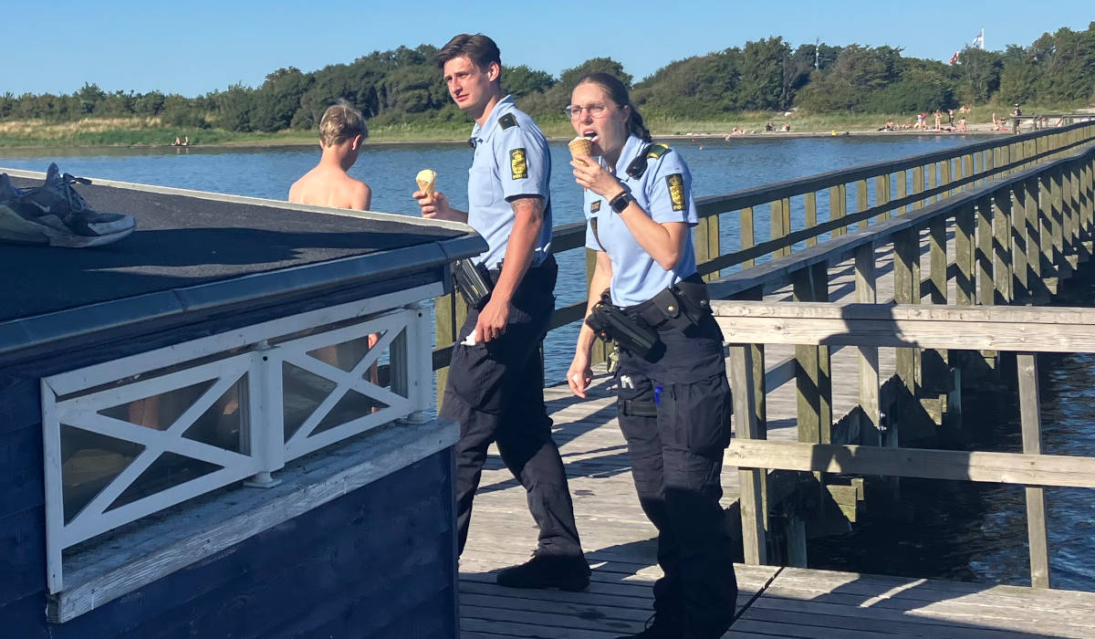 Iskoldt bevis: Betjente på badebroen på Hestehovedet tirsdag demonstrerer live Sundhedsstyrelsens anbefaling om at holde sig kølig.