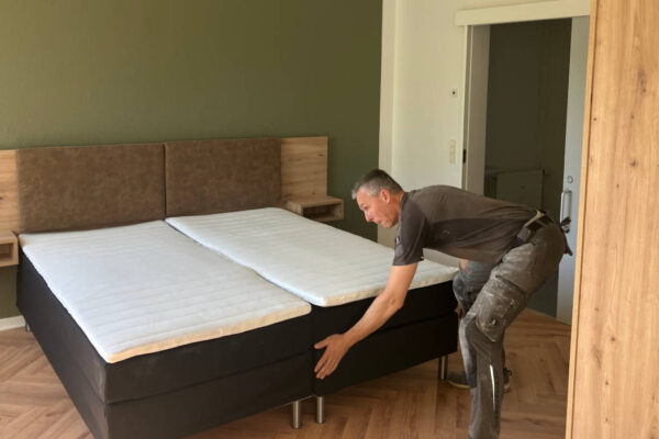 Dan Lykkegaard er selv flyttet ind på den byggeplads, der bliver Nakskovs nye hotel. Men han kommer hjem på besøg hos familien i weekenden.