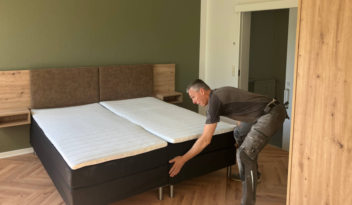 Dan Lykkegaard er selv flyttet ind på den byggeplads, der bliver Nakskovs nye hotel. Men han kommer hjem på besøg hos familien i weekenden.