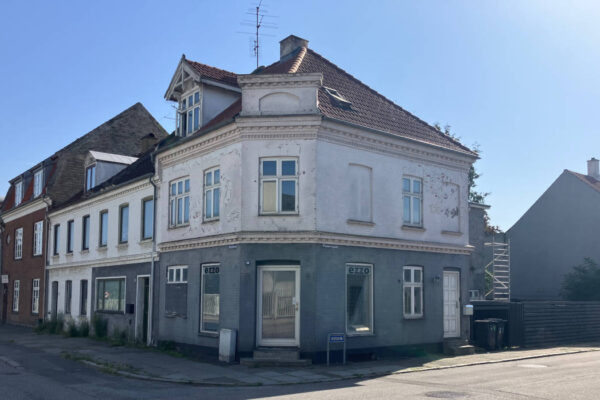 Huset på hjørnet af Rødbyvej og Reimersgade er så typisk for den anden halvdel af 1800-tallet, at det nu - i rekonstruktion - kommer på museum i Den Gamle By i Aarhus.
