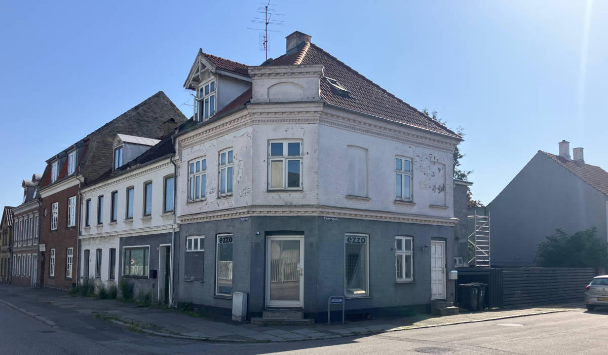 Huset på hjørnet af Rødbyvej og Reimersgade er så typisk for den anden halvdel af 1800-tallet, at det nu - i rekonstruktion - kommer på museum i Den Gamle By i Aarhus.
